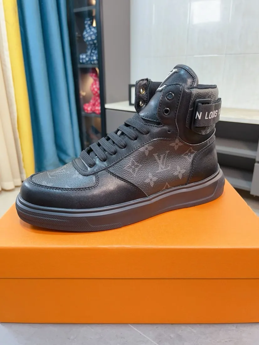 Men's shoes 💰440🌹🌹【LOUIS VUITTON】Same style on Louis Vuitton* official website🚹Men's high-top casual shoes❤️Same style as popular celebrities and big names ~ Best-selling at home and abroad Lv focuses on the checkerboard series...Imported first-layer cowhide with special fabrics➕Full sheep leather lining➕Brand-specific hollow outsole💎Produced by OEM The highest version🔍🔍Number of codes: 38-44,